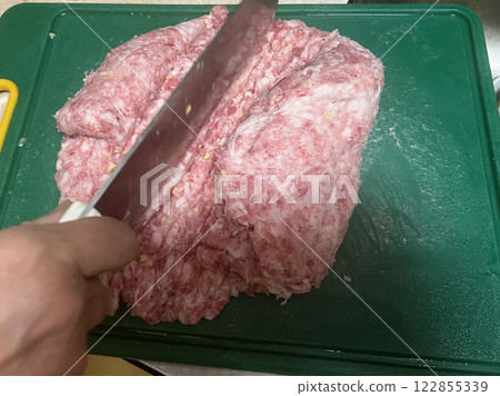 拍攝媽媽用菜刀將豬肉剁碎準備製作肉丸 122855339