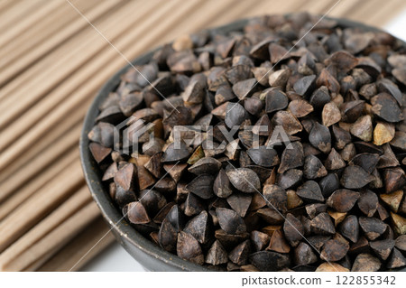 Close-up of buckwheat (buckwheat seeds with husks) 122855342