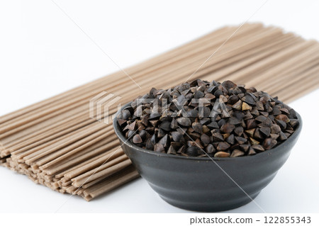 Dried 100% buckwheat noodles and whole buckwheat (buckwheat seeds with husks) 122855343