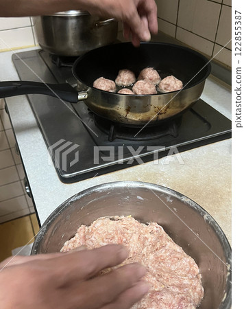 拍攝媽媽將豬肉末捏成圓形準備放入鍋中料理 122855387