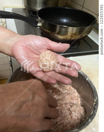 拍攝媽媽將豬肉末捏成圓形準備放入鍋中料理 122855391