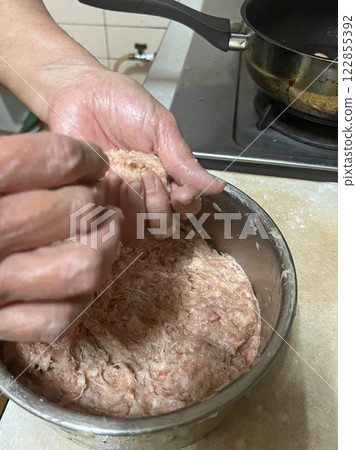 拍攝媽媽將豬肉末捏成圓形準備放入鍋中料理 122855392