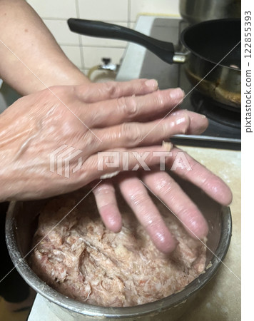 拍攝媽媽將豬肉末捏成圓形準備放入鍋中料理 122855393