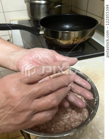 拍攝媽媽將豬肉末捏成圓形準備放入鍋中料理 122855394