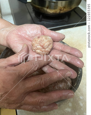 拍攝媽媽將豬肉末捏成圓形準備放入鍋中料理 122855395