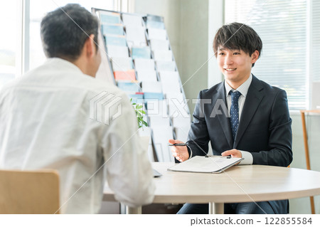 年輕的亞洲商人為男性顧客服務、談判和提供諮詢(保險/汽車) 年輕的亞洲商人為男性顧客服務、談判和提供諮詢(保險/汽車) 122855584