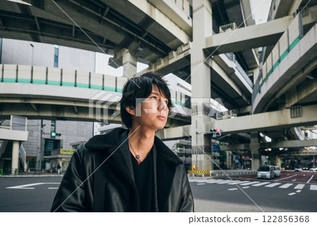 身穿黑色夾克的野性男子的城市肖像，背景是箱崎交叉口 122856368