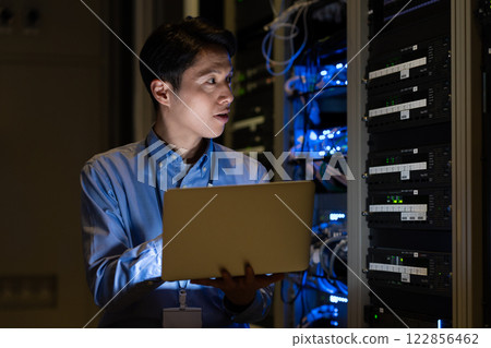 一名中年工程師在伺服器機房工作。 122856462