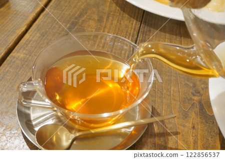 將茶倒入茶杯中 122856537