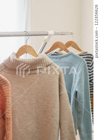 把毛衣掛在衣架上 122856626