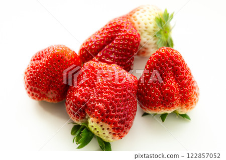 鮮紅新鮮的春草莓 122857052