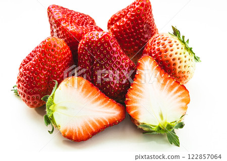 Bright red fresh spring strawberries Bright red fresh spring strawberries 122857064