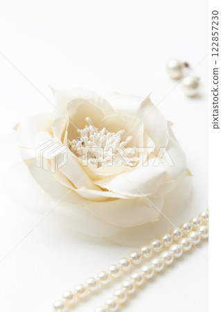 白色背景的花胸花和珍珠項鍊 122857230