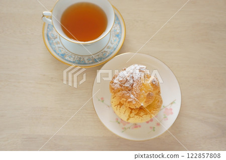 桌上的茶和奶油泡芙 桌上的茶和奶油泡芙 122857808