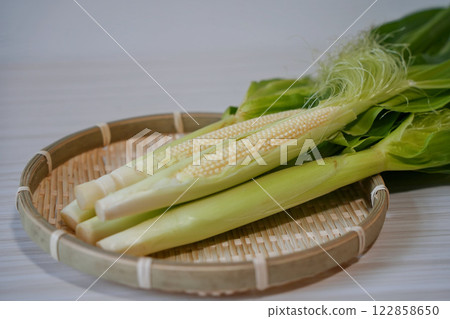 剛採摘的嫩玉米 122858650