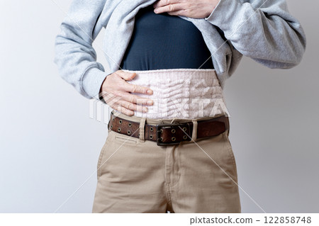 Men wearing belly bands, poor circulation, intestinal health, body parts 122858748