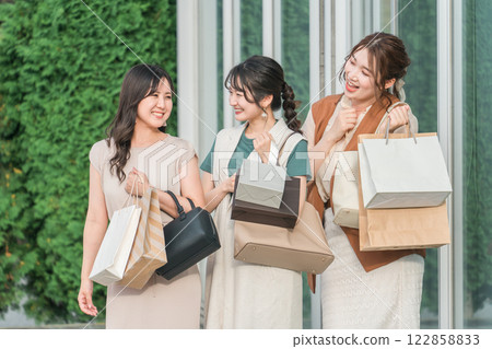 Female friends and friends who enjoy window shopping, shopping, shopping, sales, bargains, and traveling Female friends and friends who enjoy window shopping, shopping, shopping, sales, bargains, and traveling 122858833