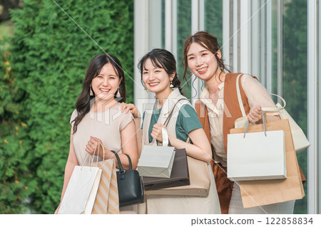 Female friends and friends who enjoy window shopping, shopping, shopping, sales, bargains, and traveling 122858834