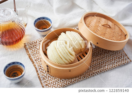 Fluffy Hanamaki steamed in a bamboo steamer - Chinese steamed bread 122859140