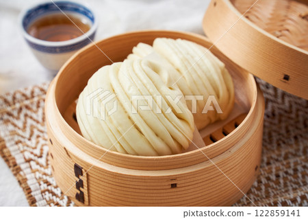 竹蒸籠蒸煮的蓬鬆花捲 - 中式饅頭 122859141