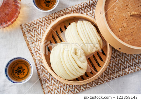 竹蒸籠蒸煮的蓬鬆花捲 - 中式饅頭 竹蒸籠蒸煮的蓬鬆花捲 - 中式饅頭 122859142
