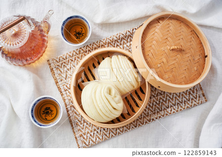 竹蒸籠蒸煮的蓬鬆花捲 - 中式饅頭 122859143