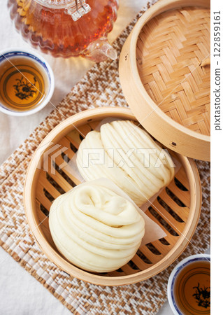 竹蒸籠蒸煮的蓬鬆花捲 - 中式饅頭 122859161