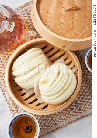 竹蒸籠蒸煮的蓬鬆花捲 - 中式饅頭 122859171