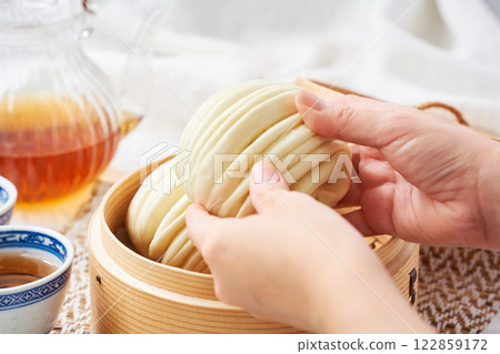 竹蒸籠蒸煮的蓬鬆花捲 - 中式饅頭 122859172