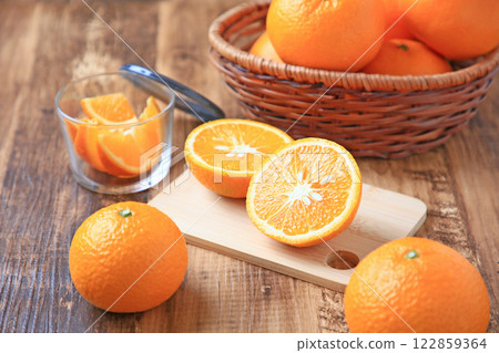 Seasonal mandarin oranges (Iyokan, Sweet Spring) 122859364