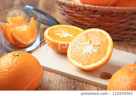 Seasonal mandarin oranges (sweet spring) 122859365