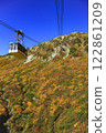 立山黑部藍天下的美麗秋葉和索道 122861209