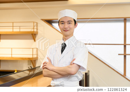 一位日本廚師在餐廳裡交叉雙臂 一位日本廚師在餐廳裡交叉雙臂 122861324