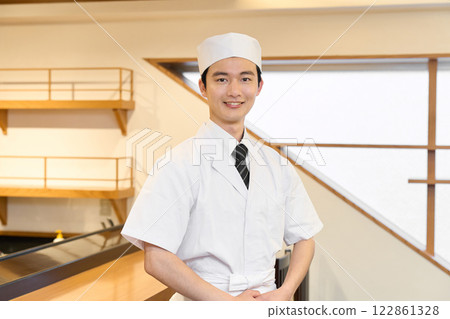 A Japanese chef smiling in the restaurant 122861328