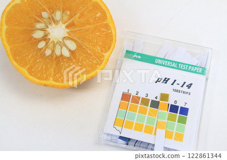 Image of pH measurement of summer mandarins 122861344