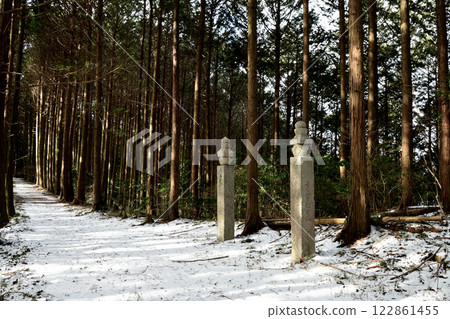 高野山町石道144町石（右）和一里石（左） 122861455