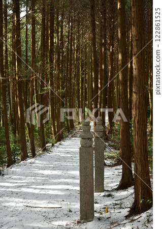 Koyasan-cho stone road 144-cho stone (right) and Ichiri stone (left) 122861525