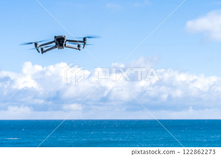 無人機在岸上飛 122862273