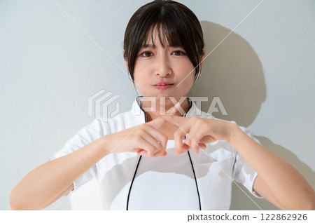 日本女人拒絕白色背景 122862926