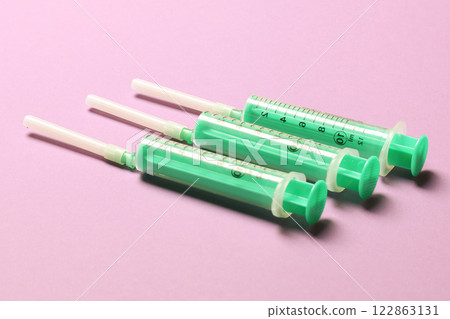 Top view of medical syringes on colorful background. Health care concept with copy space 122863131