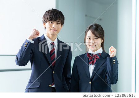 高中學生握拳擺姿勢 高中學生握拳擺姿勢 122863613