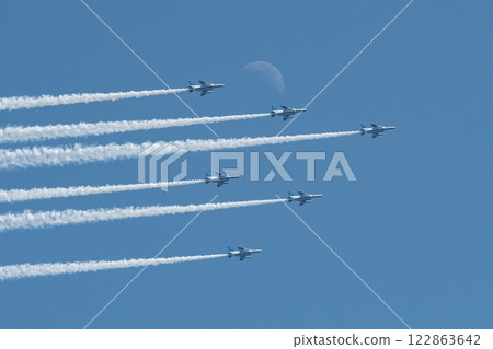 藍色的衝動在藍天中飛翔 122863642