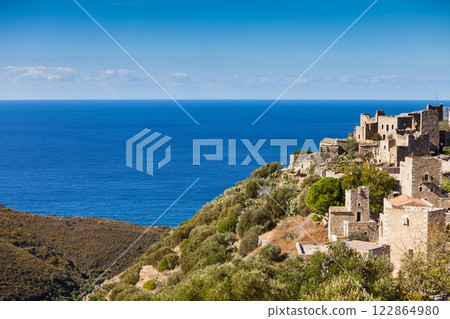 Old tower houses in village Vathia on Mani, Greece 122864980