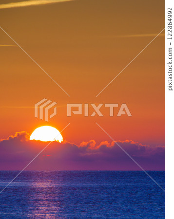 Sunrise or sunset over sea surface Sunrise or sunset over sea surface 122864992