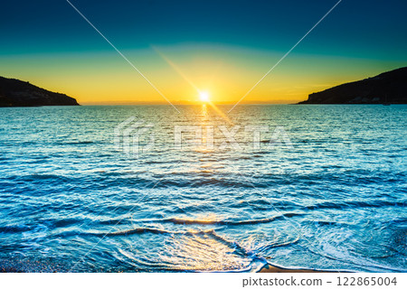 Sunset or sunrise over sea surface 122865004
