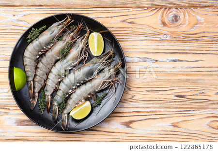 Raw big tiger ( king ) shrimps photography . Top view 122865178