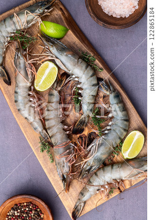 Raw big tiger ( king ) shrimps photography . Top view 122865184