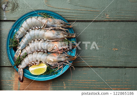 Raw big tiger ( king ) shrimps photography . Top view 122865186