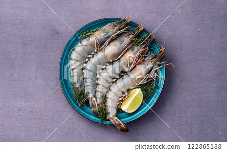 Raw big tiger ( king ) shrimps photography . Top view 122865188