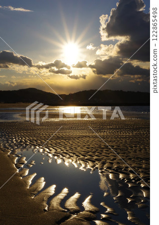 兵庫縣淡路島的田野濱海灘,夕陽映照下的海浪 兵庫縣淡路島的田野濱海灘,夕陽映照下的海浪 122865498